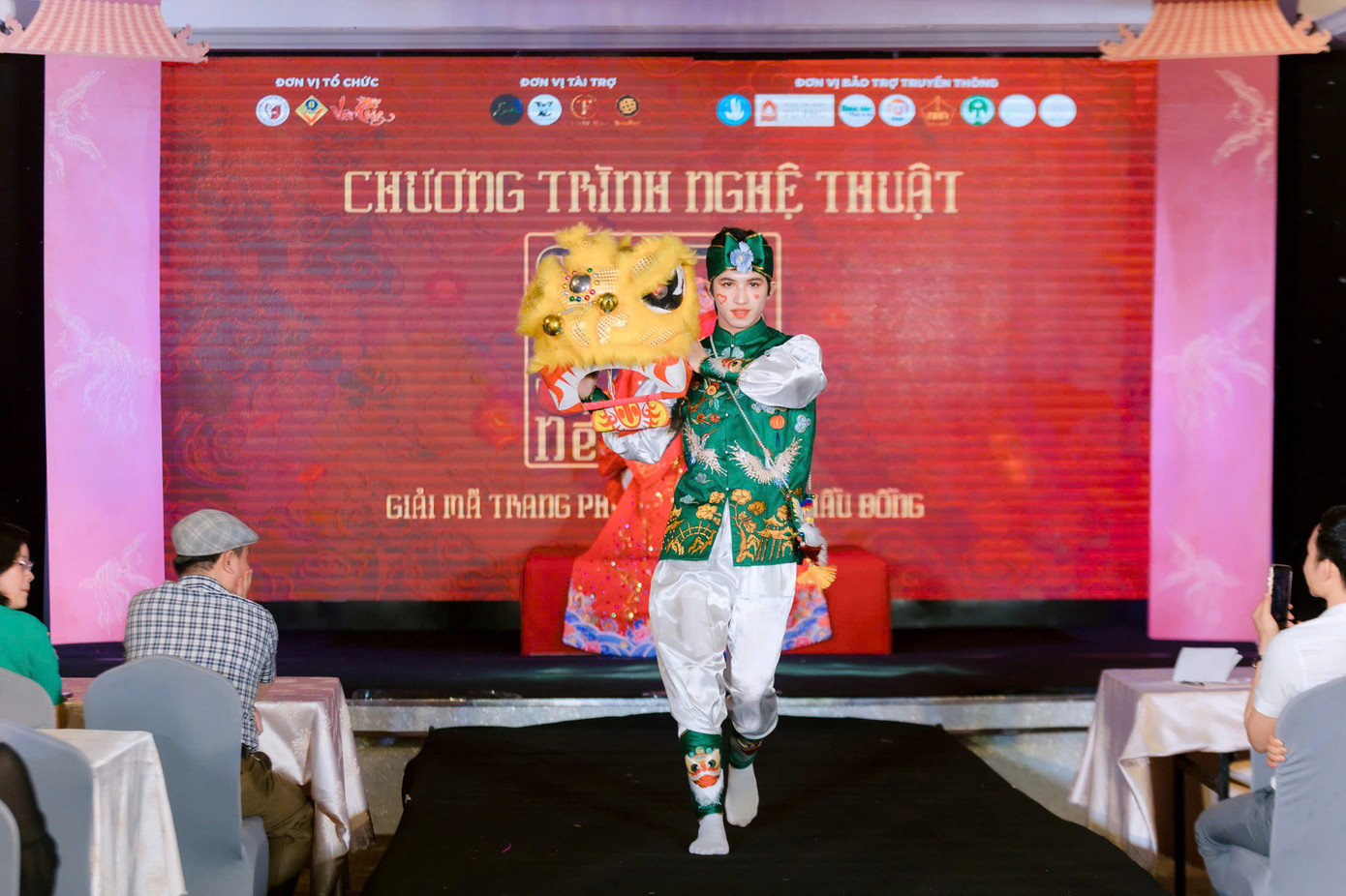 Châu Nguyễn Tùng Sơn có tình yêu với văn hóa hầu đồng được nuôi dưỡng từ truyền thống gia đình.