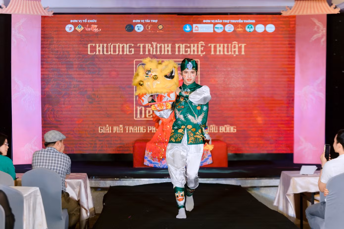 Châu Nguyễn Tùng Sơn có tình yêu với văn hóa hầu đồng được nuôi dưỡng từ truyền thống gia đình.