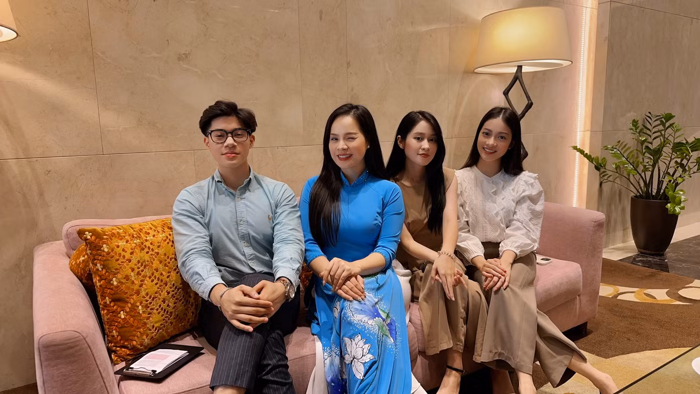 Chi Phương cùng cô giáo dạy kỹ năng của mình là Th.S BTV, MC Song ngữ Giang Hồng và các anh chị đồng nghiệp.