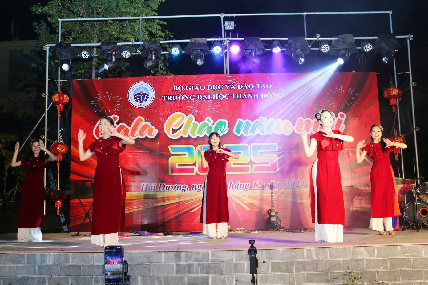 Những màn nhảy hiện đại cuốn hút từ vũ đoàn. Những màn nhảy hiện đại cuốn hút từ vũ đoàn.