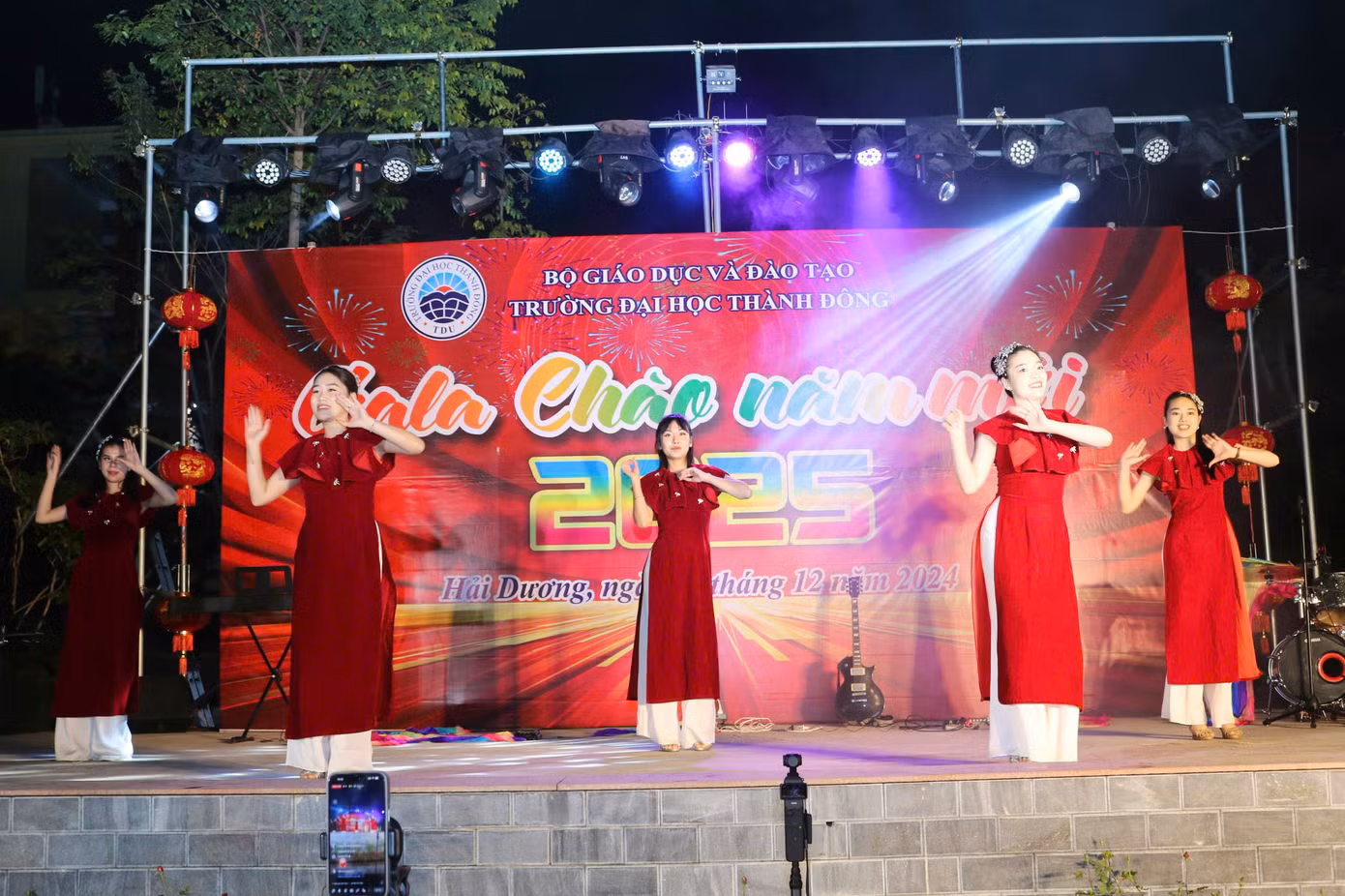 Những màn nhảy hiện đại cuốn hút từ vũ đoàn. Những màn nhảy hiện đại cuốn hút từ vũ đoàn.