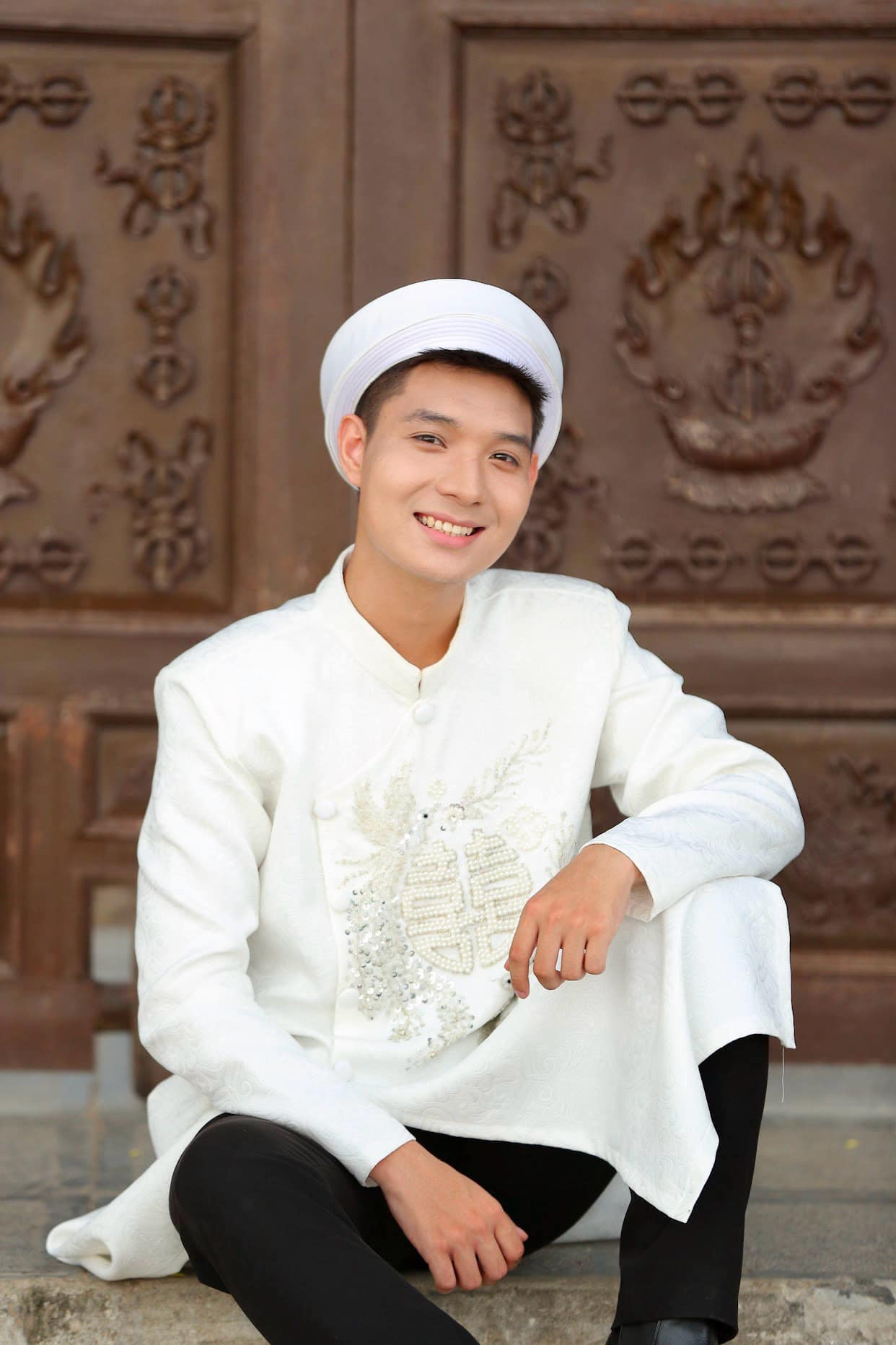 Nam diễn viên nổi bật trong bộ Việt Phục khi chụp mẫu ảnh.