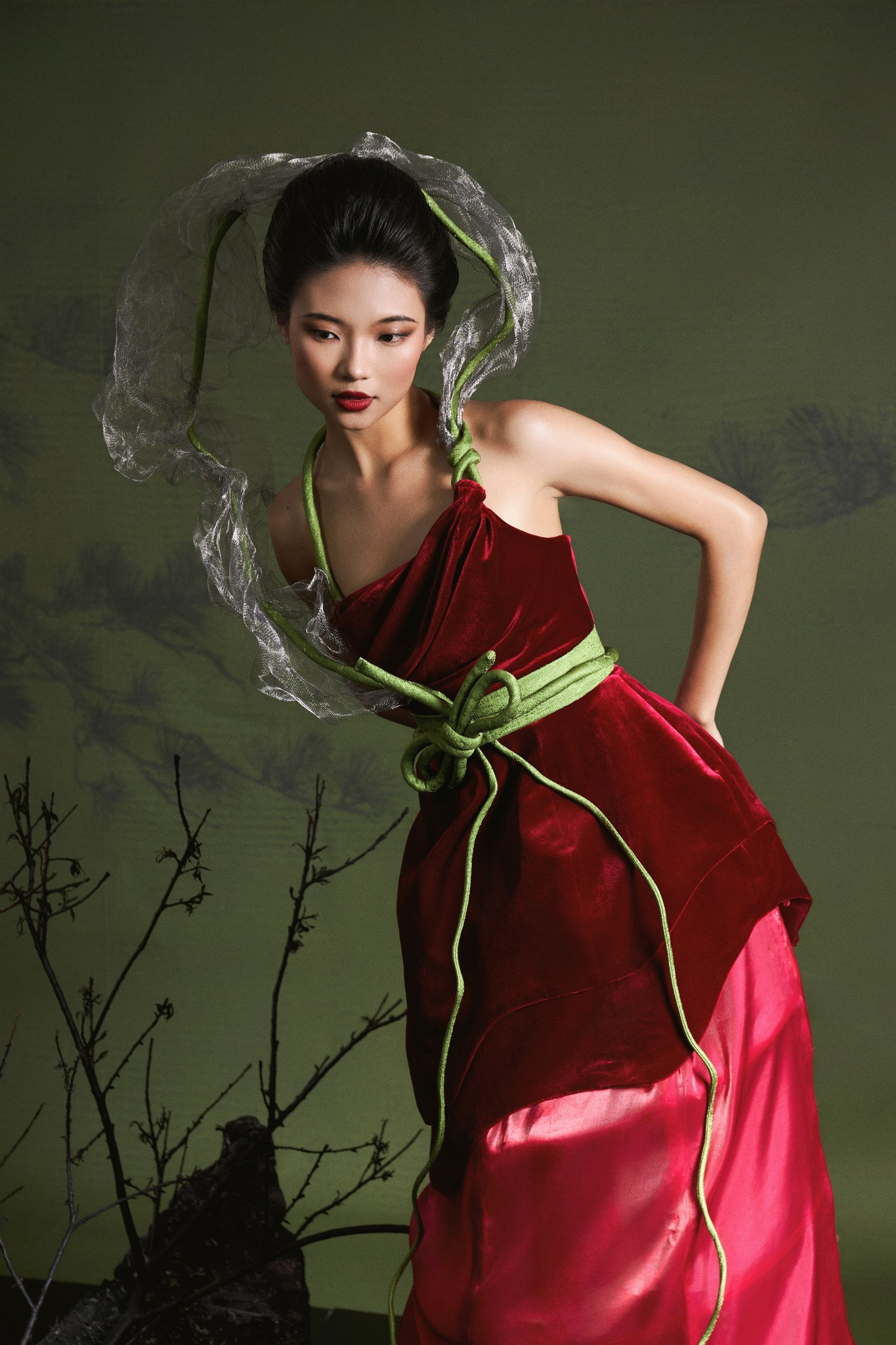 Bộ trang phục thứ 3 được cấu tạo từ những chất liệu nhung và tơ óng, gợi tả hình ảnh mặt nước trà, đồng thời sử dụng lưới để gợi hương khói bốc lên từ ly trà. Bộ trang phục thứ 3 được cấu tạo từ những chất liệu nhung và tơ óng, gợi tả hình ảnh mặt nước trà, đồng thời sử dụng lưới để gợi hương khói bốc lên từ ly trà.