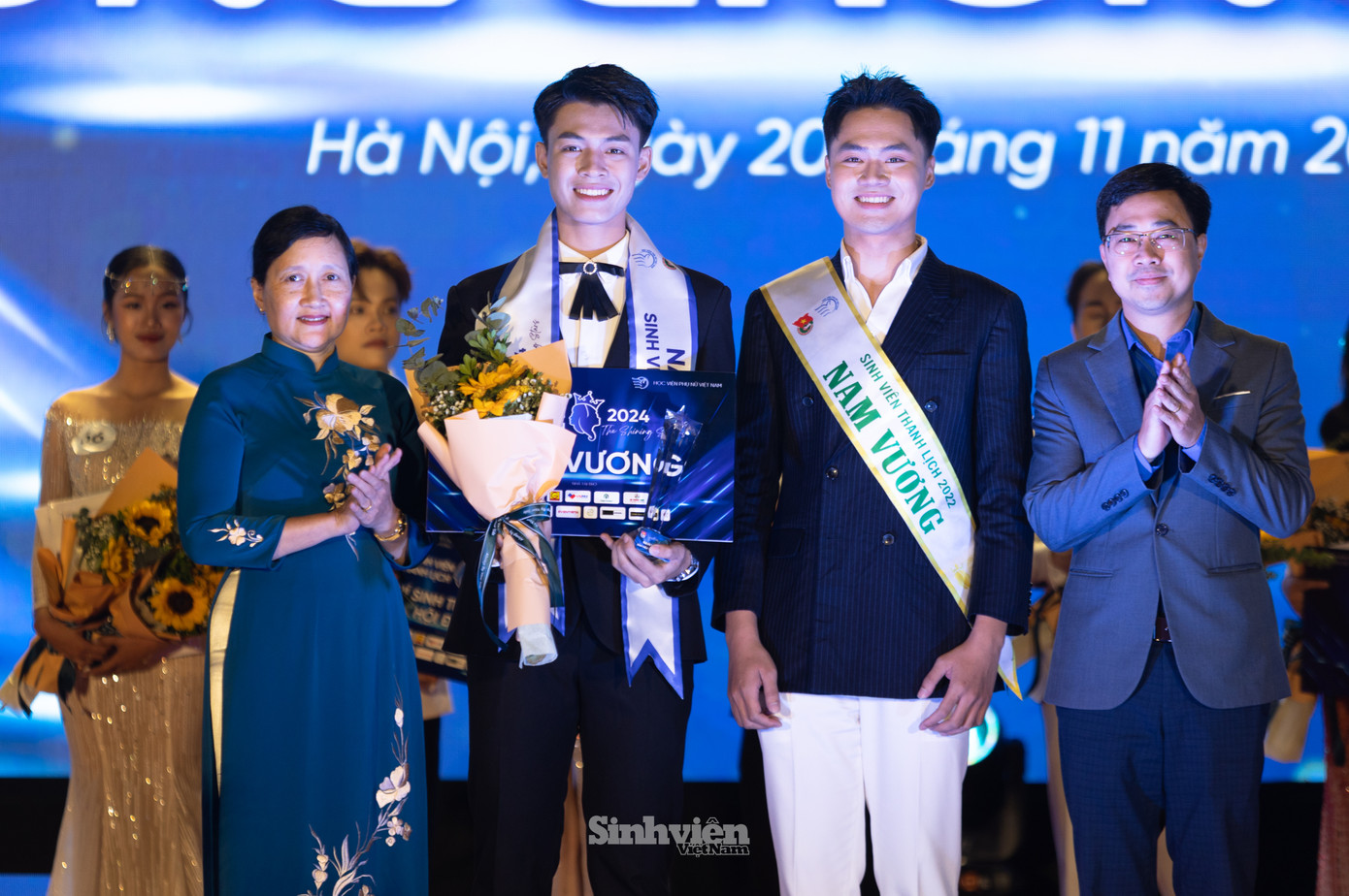 Anh Bùi Hoàng Tùng - Bí thư Đoàn Khối các cơ quan Trung ương (ngoài cùng bên phải), bà Hà Thị Thanh Vân - PGĐ Học viện Phụ nữ Việt Nam và Nam vương Sinh viên Thanh lịch 2022 Trần Quang Tú trao giải cho tân Nam vương Lâm Quốc Dũng.