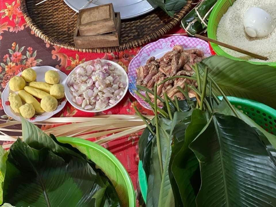 Những chiếc lá dong làm bánh Tét được người dân miền Trung vất vả thu hái từ trong rừng sâu.