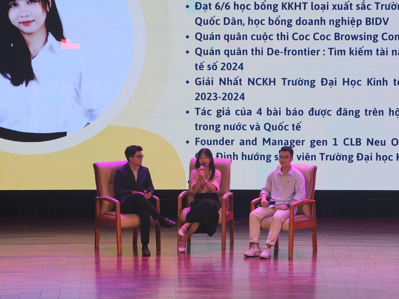 Ngọc Hoài tại buổi sinh hoạt công dân đầu khóa trường Đại học Kinh tế Quốc dân. Ngọc Hoài tại buổi sinh hoạt công dân đầu khóa trường Đại học Kinh tế Quốc dân.