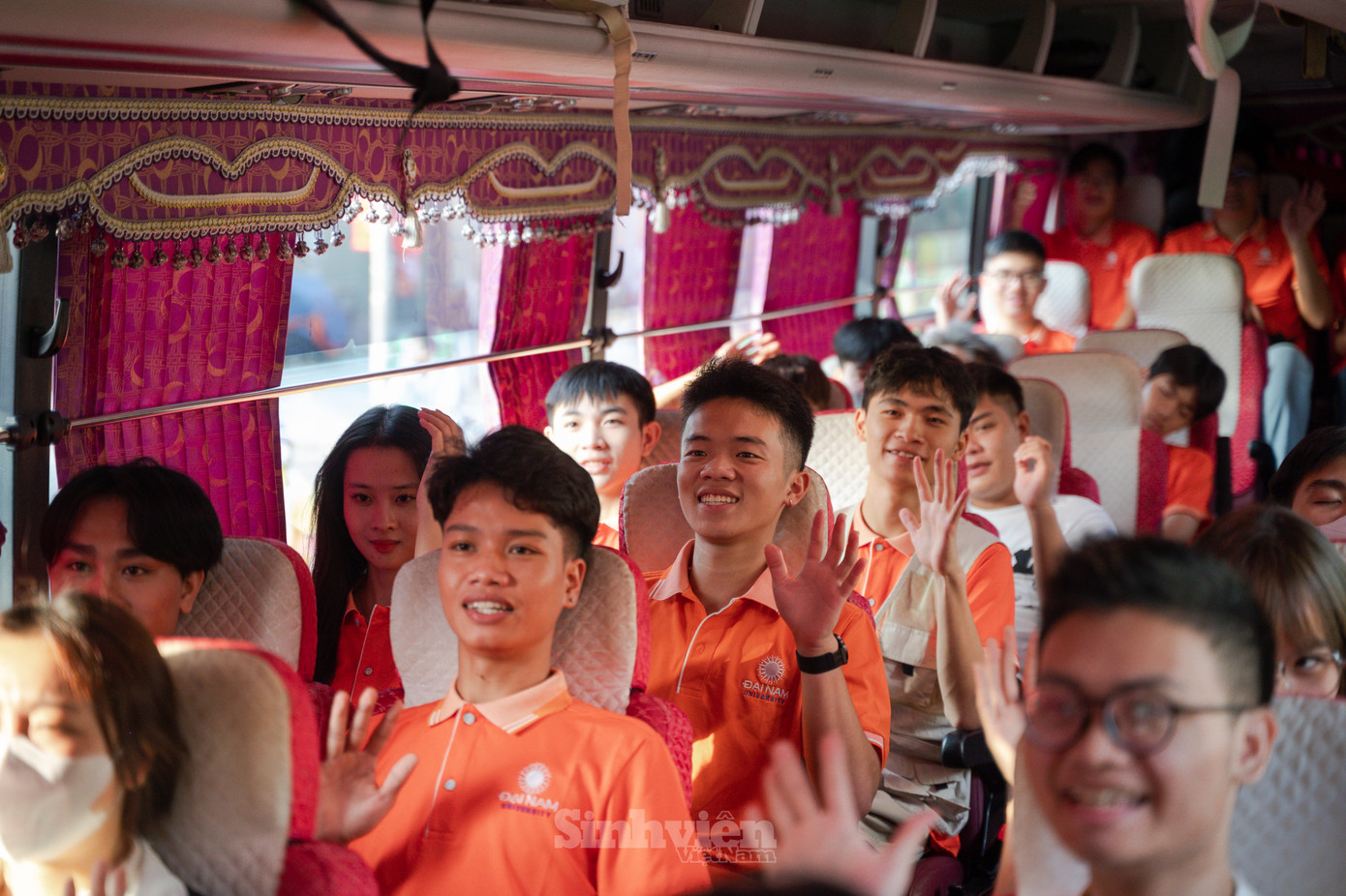 Các bạn sinh viên học hỏi, tham gia các hoạt động hoạt náo. Các bạn sinh viên học hỏi, tham gia các hoạt động hoạt náo.