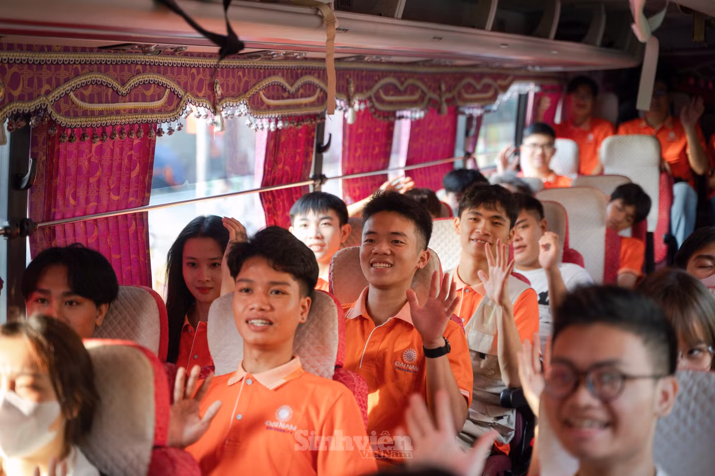 Các bạn sinh viên học hỏi, tham gia các hoạt động hoạt náo.