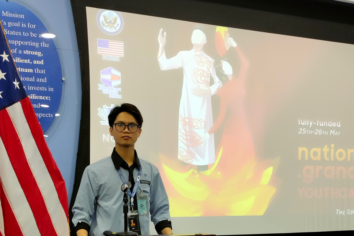 Huy chụp kỷ niệm tại Trung tâm Hoa Kỳ tại Hà Nội khi tham gia National Grand Youth Camp. Huy chụp kỷ niệm tại Trung tâm Hoa Kỳ tại Hà Nội khi tham gia National Grand Youth Camp.