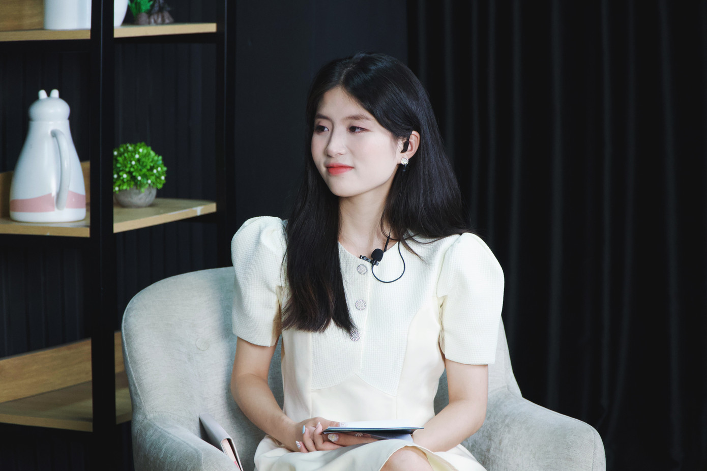 Theo nữ sinh, phóng viên cần có nguồn kiến thức sâu rộng. Theo nữ sinh, phóng viên cần có nguồn kiến thức sâu rộng.