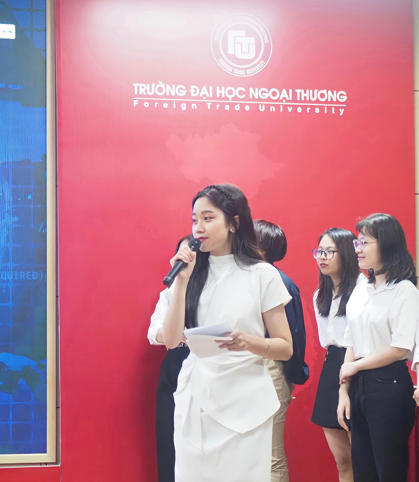 Mối duyên với MC bắt đầu tại ĐH Ngoại thương. Mối duyên với MC bắt đầu tại ĐH Ngoại thương.