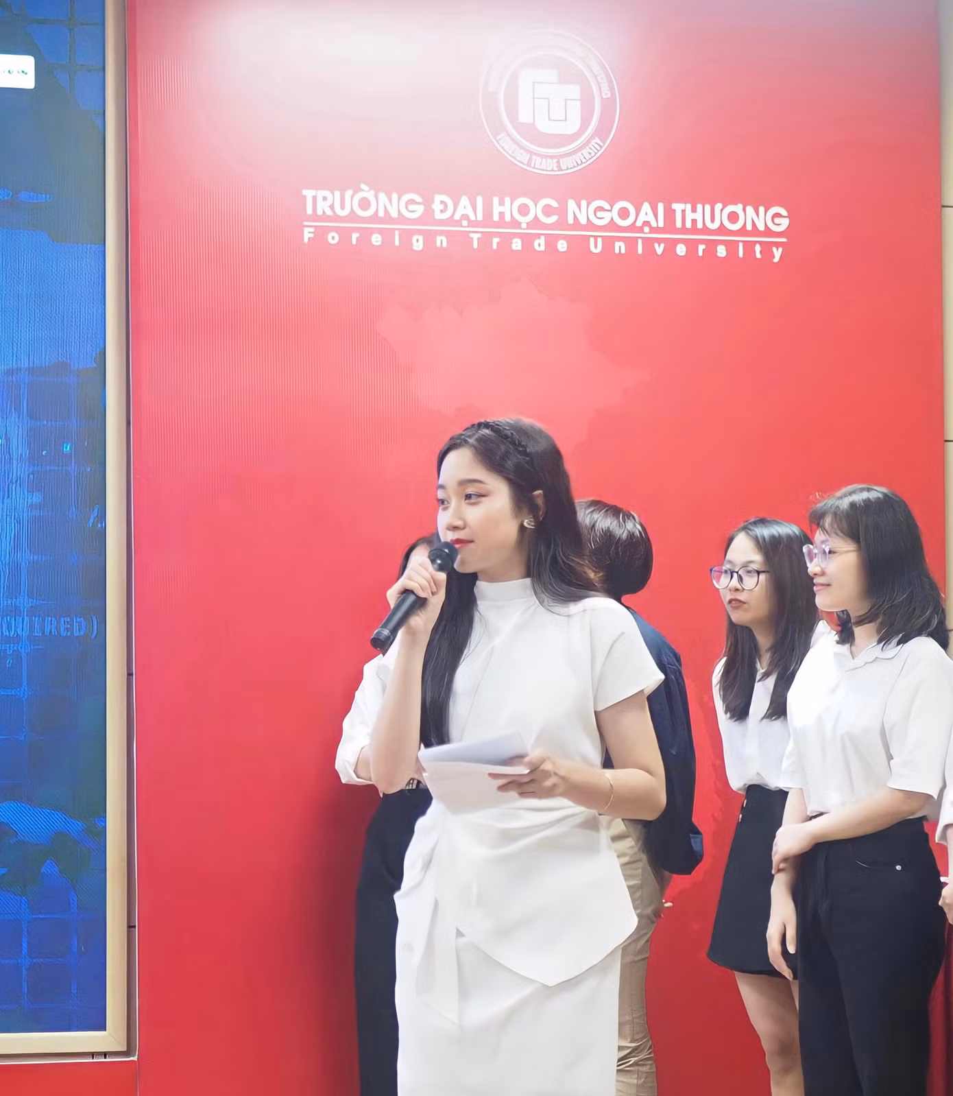 Mối duyên với MC bắt đầu tại ĐH Ngoại thương.