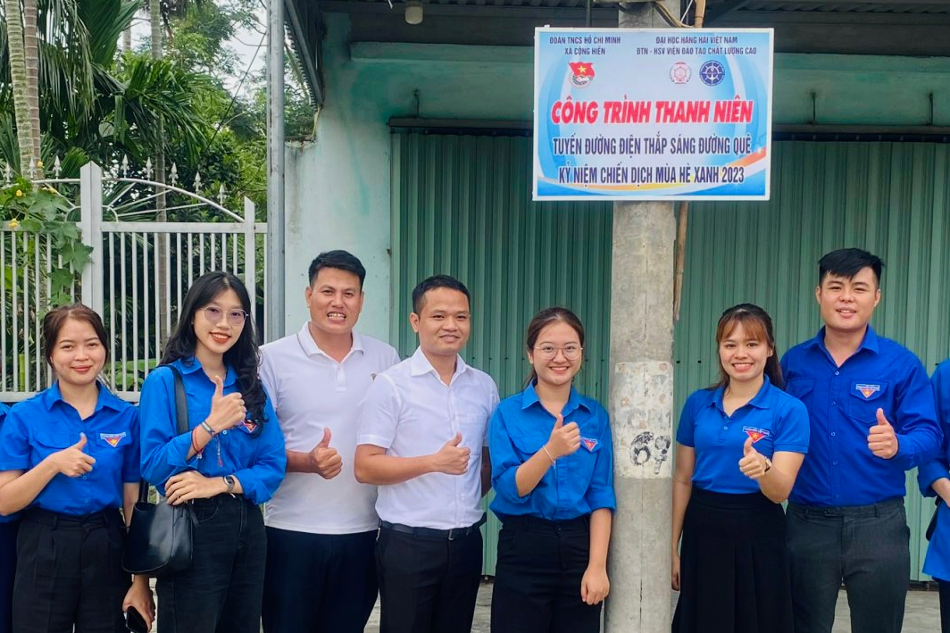 Ngọc (thứ 3 từ phải sang) chụp kỷ niệm công trình thanh niên Mùa hè xanh 2023 – Tuyến đường điện “Thắp sáng đường quê” tại xã Cộng Hiền, huyện Vĩnh Bảo, thành phố Hải Phòng. Ngọc (thứ 3 từ phải sang) chụp kỷ niệm công trình thanh niên Mùa hè xanh 2023 – Tuyến đường điện “Thắp sáng đường quê” tại xã Cộng Hiền, huyện Vĩnh Bảo, thành phố Hải Phòng.