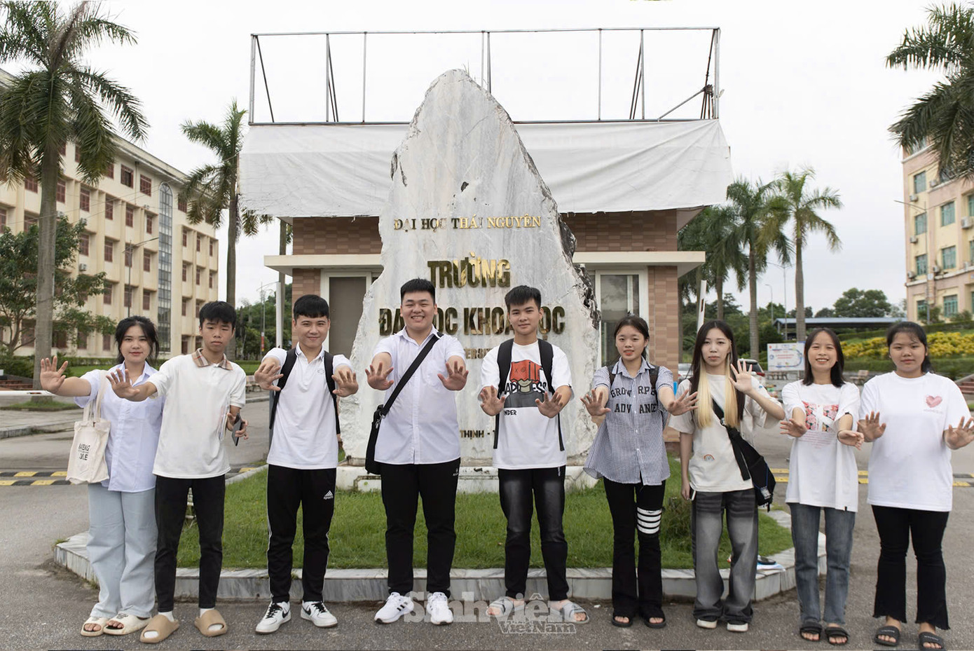 Tân sinh viên lớp Quản lý Tài nguyên và Môi trường check-in tại cổng Trường Đại học Khoa học Thái Nguyên.