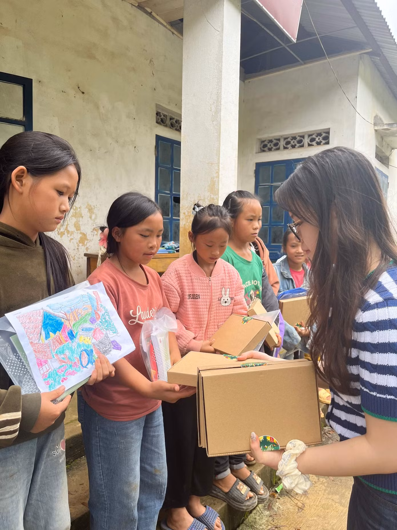 Thục Quyên trong chuyến đi từ thiện tại xã Pa Phách (Sơn La) để dạy học và tặng quà cho các em nhỏ.
