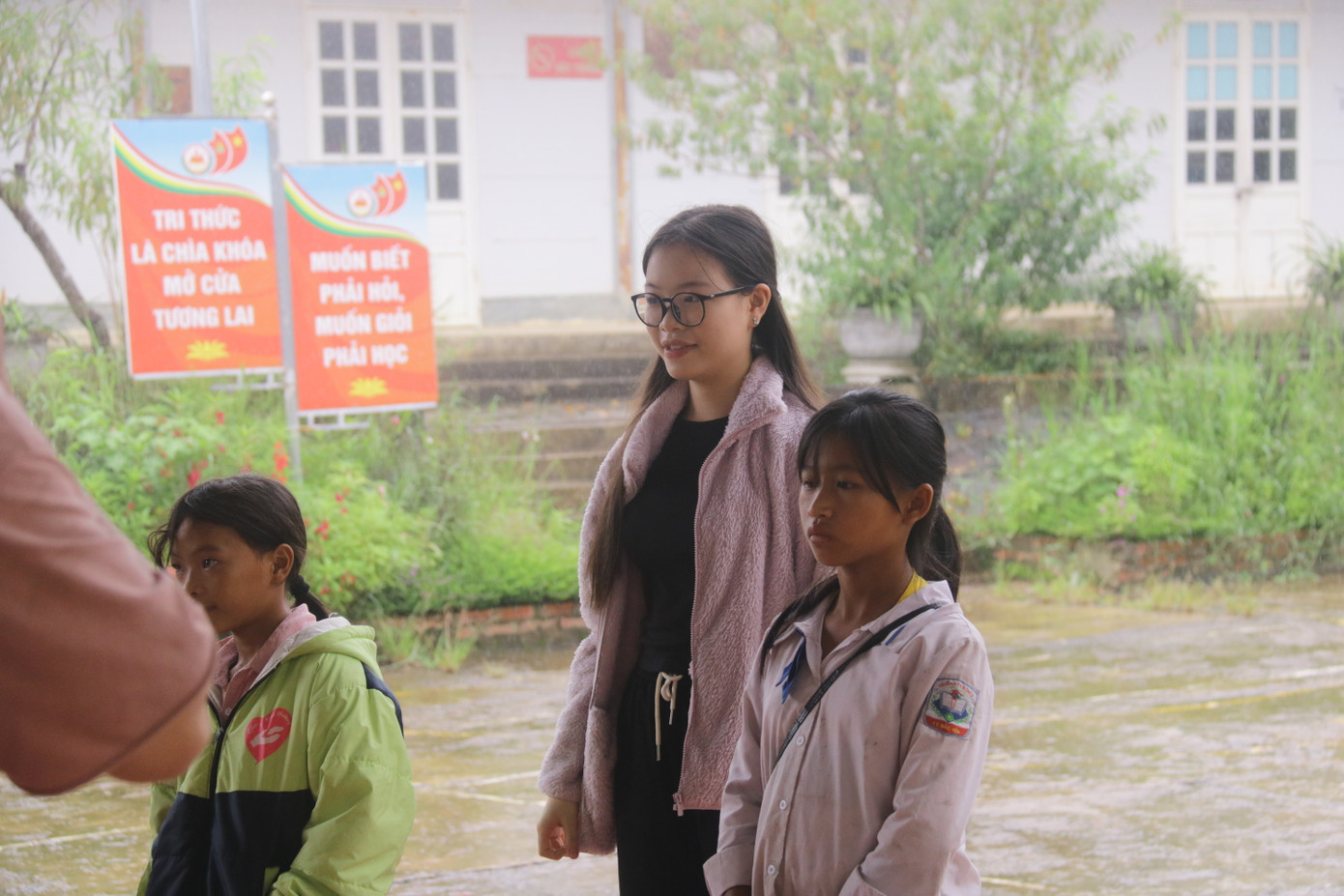 Thục Quyên trong chuyến đi từ thiện tại xã Háng Đồng, Sơn La. Thục Quyên trong chuyến đi từ thiện tại xã Háng Đồng, Sơn La.