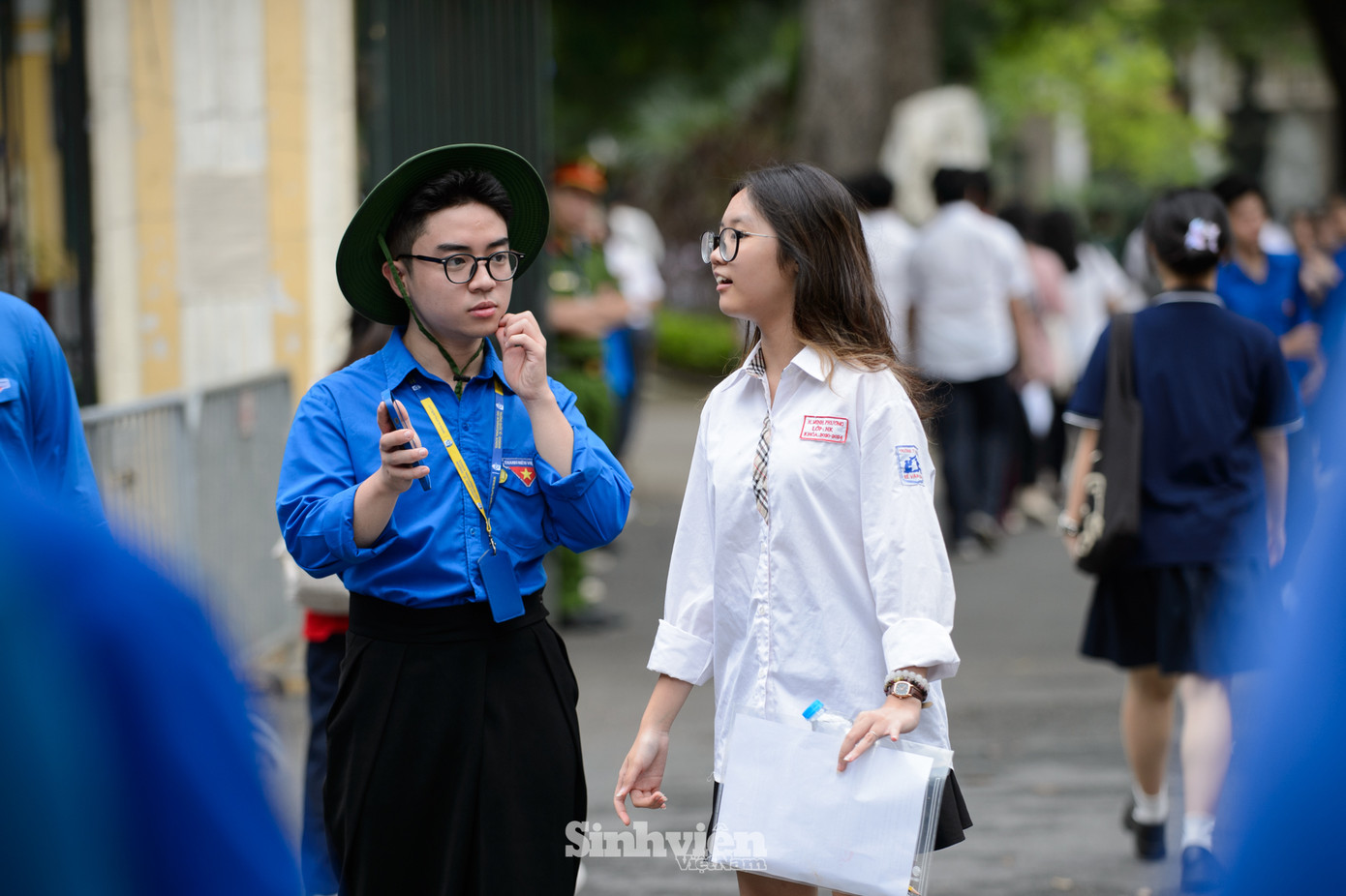 Bên cạnh nguồn động viên to lớn là gia đình, tại các điểm thi, lực lượng thanh niên tình nguyện luôn túc trực, hỗ trợ thí sinh và phụ huynh hết mình. (Điểm thi Trường THPT Chu Văn An).