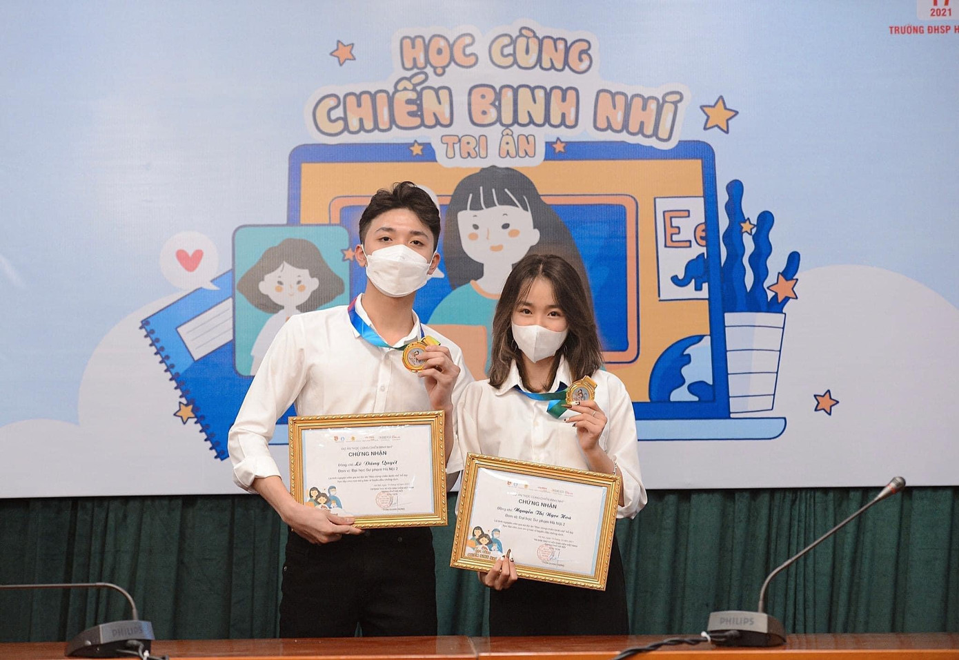 Sinh viên tiêu biểu của trường Đại học Sư phạm Hà Nội 2 nhận giấy khen và huy chương từ Thành Đoàn Hà Nội trong chiến dịch “Học cùng chiến binh nhí” năm 2022.