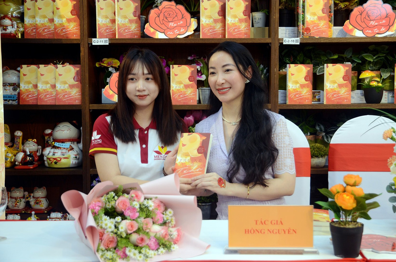 Nữ sinh Trường Đại học Công nghệ Miền Đông – MIT University Vietnam được tác giả Hồng Nguyễn ký tặng sách. Nữ sinh Trường Đại học Công nghệ Miền Đông – MIT University Vietnam được tác giả Hồng Nguyễn ký tặng sách.