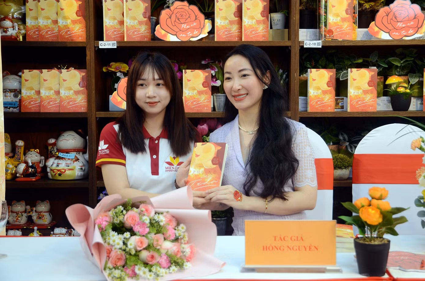Nữ sinh Trường Đại học Công nghệ Miền Đông – MIT University Vietnam được tác giả Hồng Nguyễn ký tặng sách.