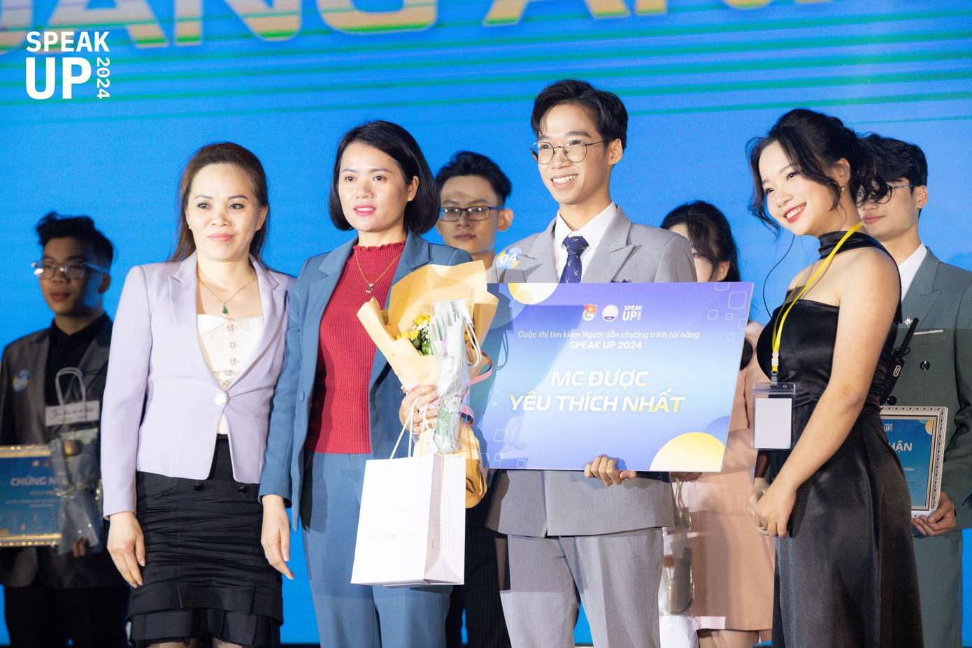 Ngoài danh hiệu Quán quân, Hoàng Anh Quân còn rinh về giải thưởng Thí sinh được yêu thích nhất. Ngoài danh hiệu Quán quân, Hoàng Anh Quân còn rinh về giải thưởng Thí sinh được yêu thích nhất.