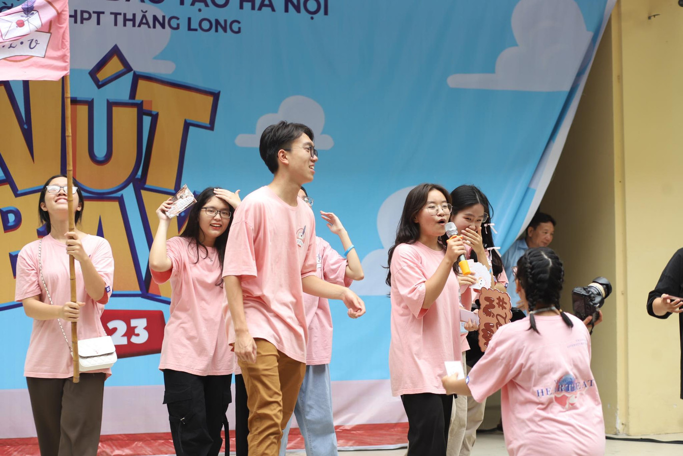 Huy Hoàng tích cực tham gia vào các hoạt động ngoại khóa của trường. Huy Hoàng tích cực tham gia vào các hoạt động ngoại khóa của trường.