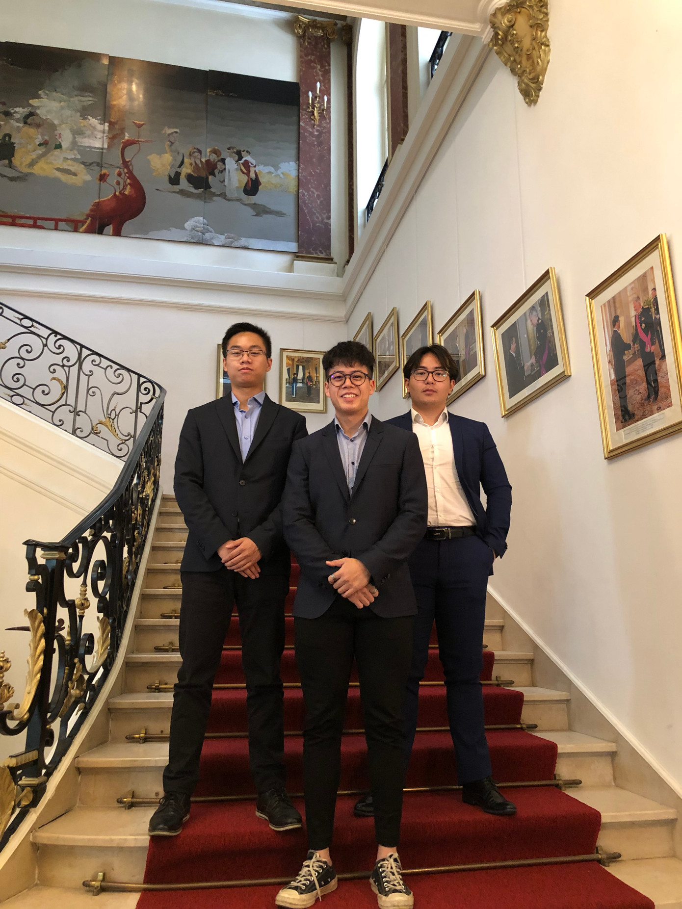 Dũng và các bạn của mình. Dũng và các bạn của mình.