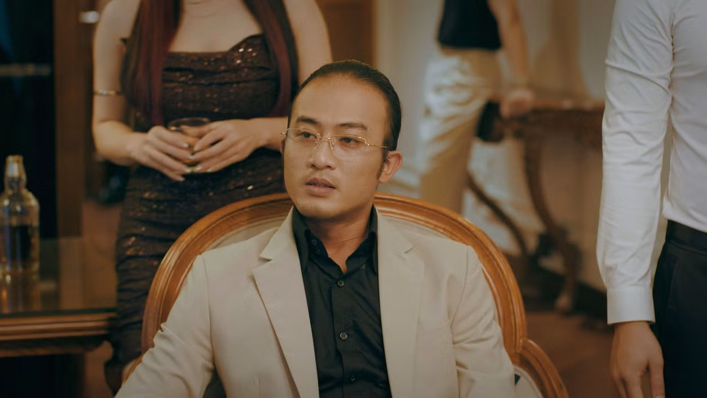 Tạo hình mới của diễn viên Doãn Quốc Đam trong vai Hồng, Độc đạo là bộ phim thứ 2 nam diễn viên đảm nhận vai chính. Tạo hình mới của diễn viên Doãn Quốc Đam trong vai Hồng, Độc đạo là bộ phim thứ 2 nam diễn viên đảm nhận vai chính.