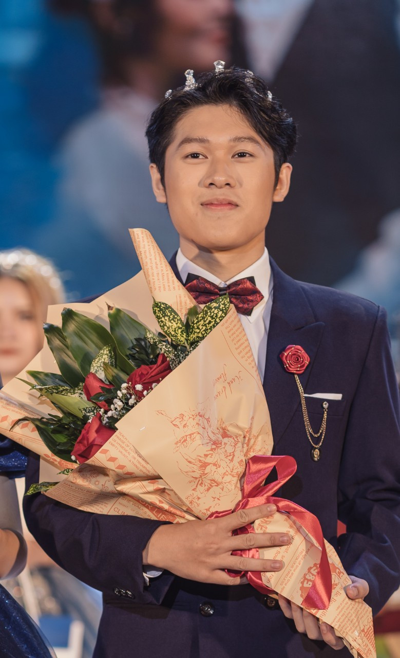 Nguyên Khôi nhận giải Quán quân cuộc thi King and Queen AEP 2020.