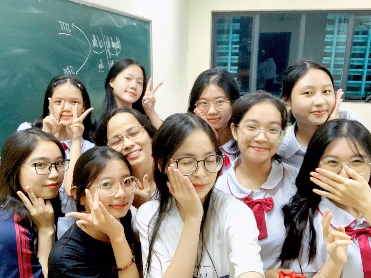 Khánh Giang cùng các bạn trong đội tuyển. Khánh Giang cùng các bạn trong đội tuyển.