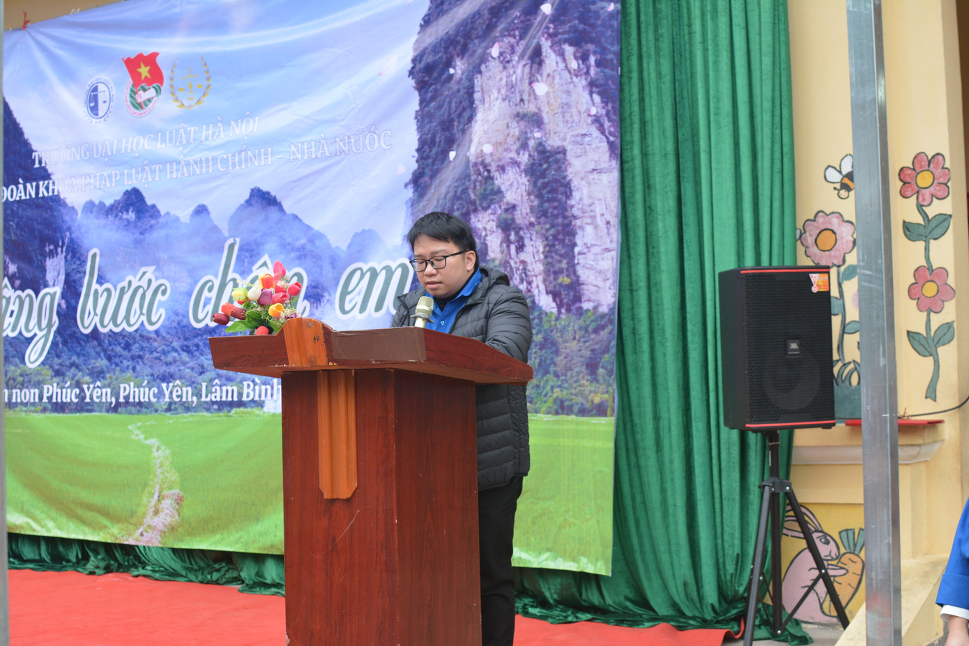 Thầy Nguyễn Hoài Anh- Phó Bí thư Liên chi Đoàn Khoa Pháp Luật Hành Chính Nhà Nước, Trường Đại học Luật Hà Nội phát biểu tại chương trình.