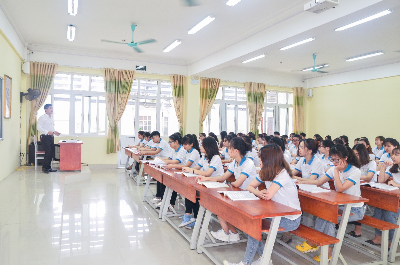 Sinh viên trong giờ học lý thuyết.