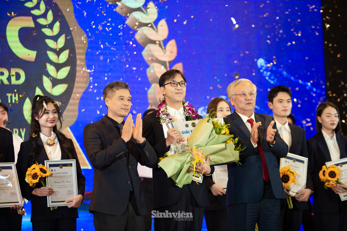 PGS. TS Hoàng Tùng - Hiệu trưởng Trường Đại học Xây dựng và ông Đào Ngọc Thanh - Chủ tịch HĐQT Cotana Group, Chủ tịch HĐQL Quỹ FSC trao giải thưởng CSC Award cho sinh viên Nguyễn Tấn Phong. PGS. TS Hoàng Tùng - Hiệu trưởng Trường Đại học Xây dựng và ông Đào Ngọc Thanh - Chủ tịch HĐQT Cotana Group, Chủ tịch HĐQL Quỹ FSC trao giải thưởng CSC Award cho sinh viên Nguyễn Tấn Phong.