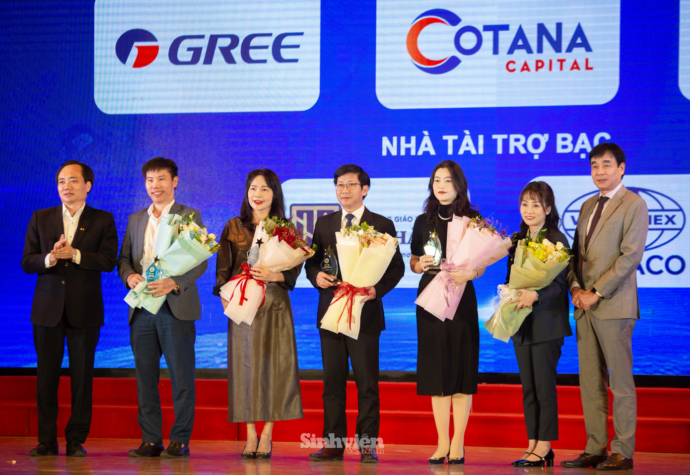 Ông Bùi Tiến Hùng - Phó Chủ tịch HĐQL Quỹ FSC (ngoài cùng bên phải) và PGS. TS Phạm Xuân Anh - Phó Hiệu trưởng Trường Đại học Xây dựng Hà Nội (ngoài cùng bên trái) tặng hoa và kỷ niệm chương cảm ơn các nhà tài trợ cho quỹ FSC và giải thưởng CSC Award năm 2024. Ông Bùi Tiến Hùng - Phó Chủ tịch HĐQL Quỹ FSC (ngoài cùng bên phải) và PGS. TS Phạm Xuân Anh - Phó Hiệu trưởng Trường Đại học Xây dựng Hà Nội (ngoài cùng bên trái) tặng hoa và kỷ niệm chương cảm ơn các nhà tài trợ cho quỹ FSC và giải thưởng CSC Award năm 2024.