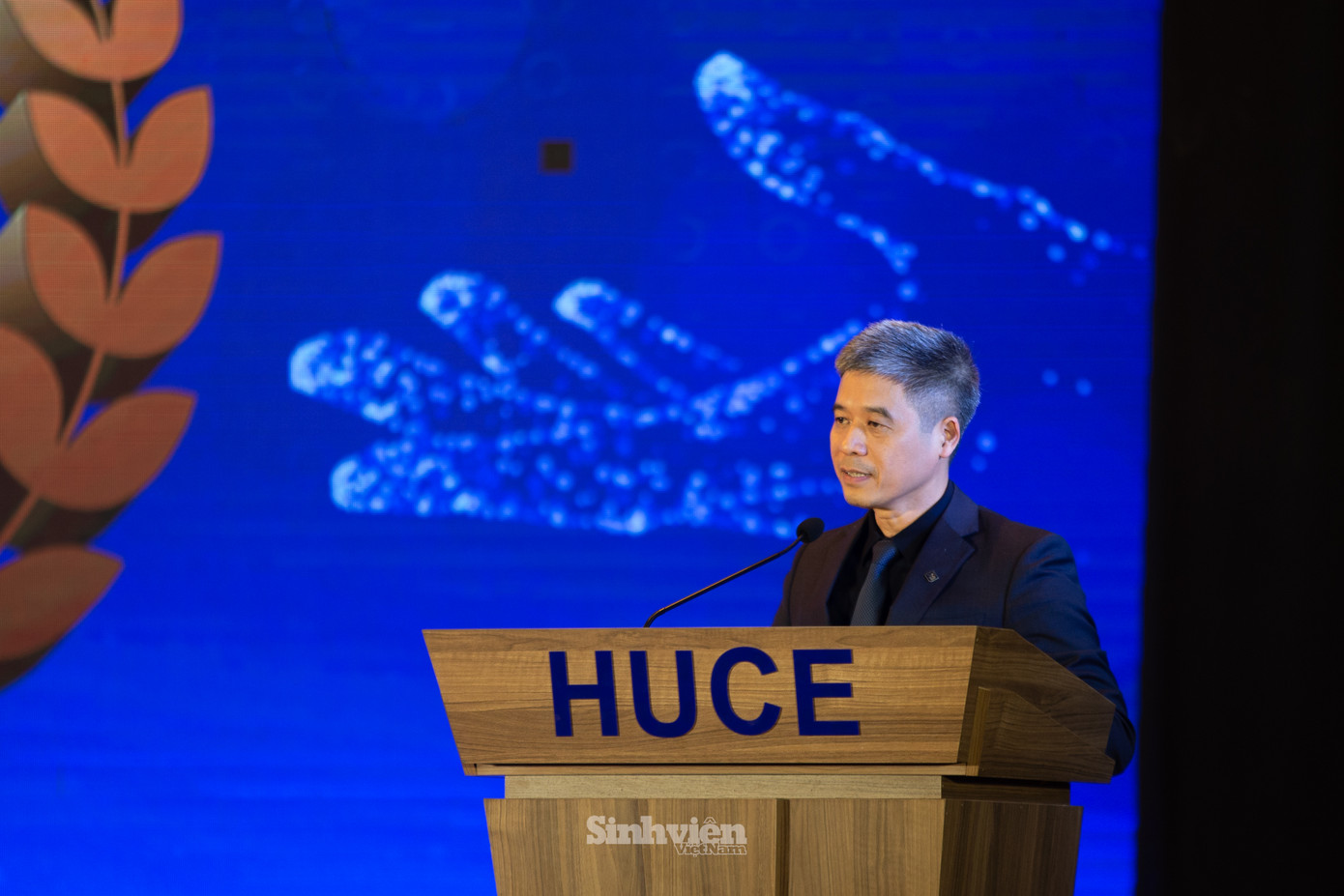 PGS. TS Hoàng Tùng - Hiệu trưởng Trường Đại học Xây dựng, Chủ tịch Hội đồng khoa học giải thưởng CSC Award phát biểu tại chương trình: "Trải qua 11 lần tổ chức, quỹ FSC đã trao giải cho hơn 100 sinh viên xuất sắc, trong đó có 11 sinh viên trở thành chủ nhân của giải thưởng có giá trị lớn. Trong số này, nhiều bạn đã ở lại trường làm giảng viên, nhiều bạn đã rất thành công trên con đường sự nghiệp. Giải thưởng CSC Award đã góp phần hoàn thiện, thực hiện hoá giấc mơ tri thức của các bạn sinh viên, thúc đẩy tinh thần hiếu học, là động lực cho phong trào học tập và rèn luyện của sinh viên nhà trường." PGS. TS Hoàng Tùng - Hiệu trưởng Trường Đại học Xây dựng, Chủ tịch Hội đồng khoa học giải thưởng CSC Award phát biểu tại chương trình: "Trải qua 11 lần tổ chức, quỹ FSC đã trao giải cho hơn 100 sinh viên xuất sắc, trong đó có 11 sinh viên trở thành chủ nhân của giải thưởng có giá trị lớn. Trong số này, nhiều bạn đã ở lại trường làm giảng viên, nhiều bạn đã rất thành công trên con đường sự nghiệp. Giải thưởng CSC Award đã góp phần hoàn thiện, thực hiện hoá giấc mơ tri thức của các bạn sinh viên, thúc đẩy tinh thần hiếu học, là động lực cho phong trào học tập và rèn luyện của sinh viên nhà trường."