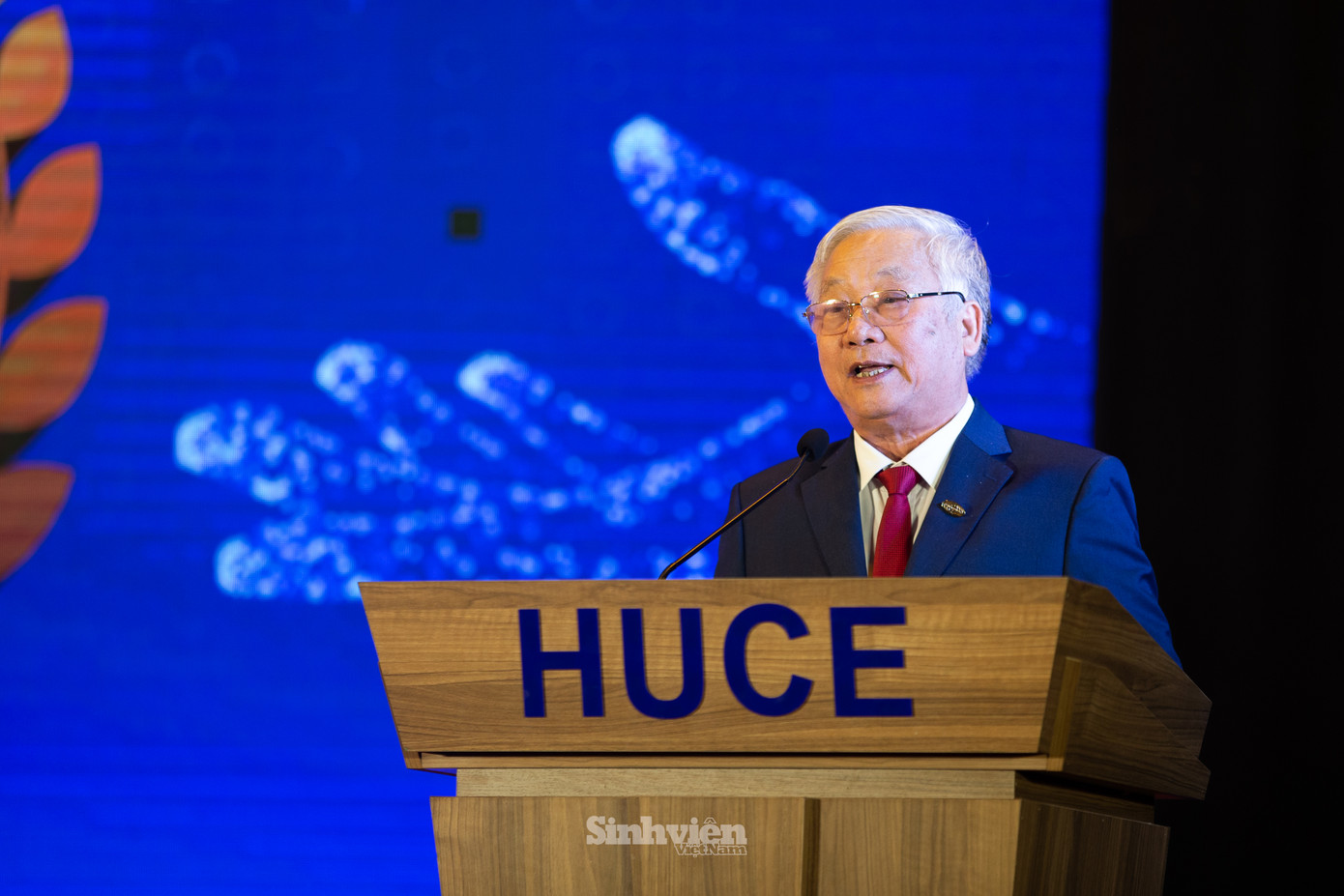 Ông Đào Ngọc Thanh - Chủ tịch HĐQT Cotana Group, Chủ tịch HĐQL Quỹ FSC chia sẻ: "Giải thưởng CSC Award 2024 là giải thưởng thường niên dành cho một sinh viên xuất sắc nhất của Trường Đại học Xây dựng Hà Nội, người được trao giải thưởng không những có nhiều thành tích xuất sắc trong học tập mà còn là người có sự đam mê khoa học và khát khao cống hiến cho xã hội." Ông Đào Ngọc Thanh - Chủ tịch HĐQT Cotana Group, Chủ tịch HĐQL Quỹ FSC chia sẻ: "Giải thưởng CSC Award 2024 là giải thưởng thường niên dành cho một sinh viên xuất sắc nhất của Trường Đại học Xây dựng Hà Nội, người được trao giải thưởng không những có nhiều thành tích xuất sắc trong học tập mà còn là người có sự đam mê khoa học và khát khao cống hiến cho xã hội."