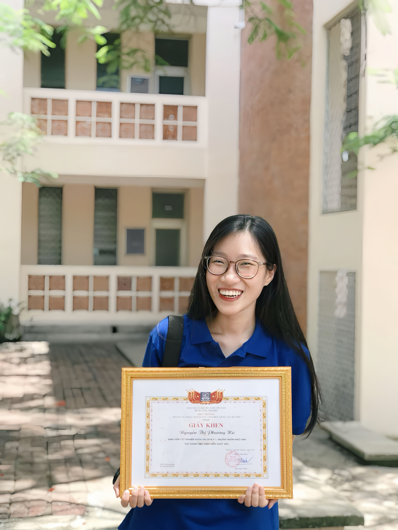 Phương Hà nhận giấy khen “Sinh viên xuất sắc” ngành Ngôn ngữ Anh niên khóa 2016 - 2020 do Trường Đại học Ngoại ngữ - Đại học Quốc gia Hà Nội trao tặng.