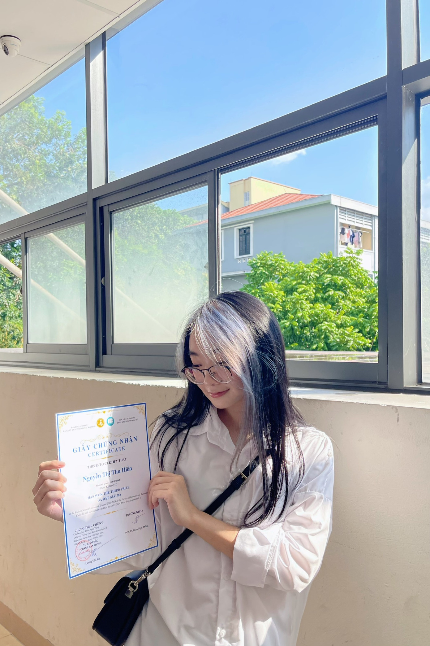 Nữ sinh nhận giấy chứng nhận giải 3 Sinh viên nghiên cứu khoa học cấp Học viện.