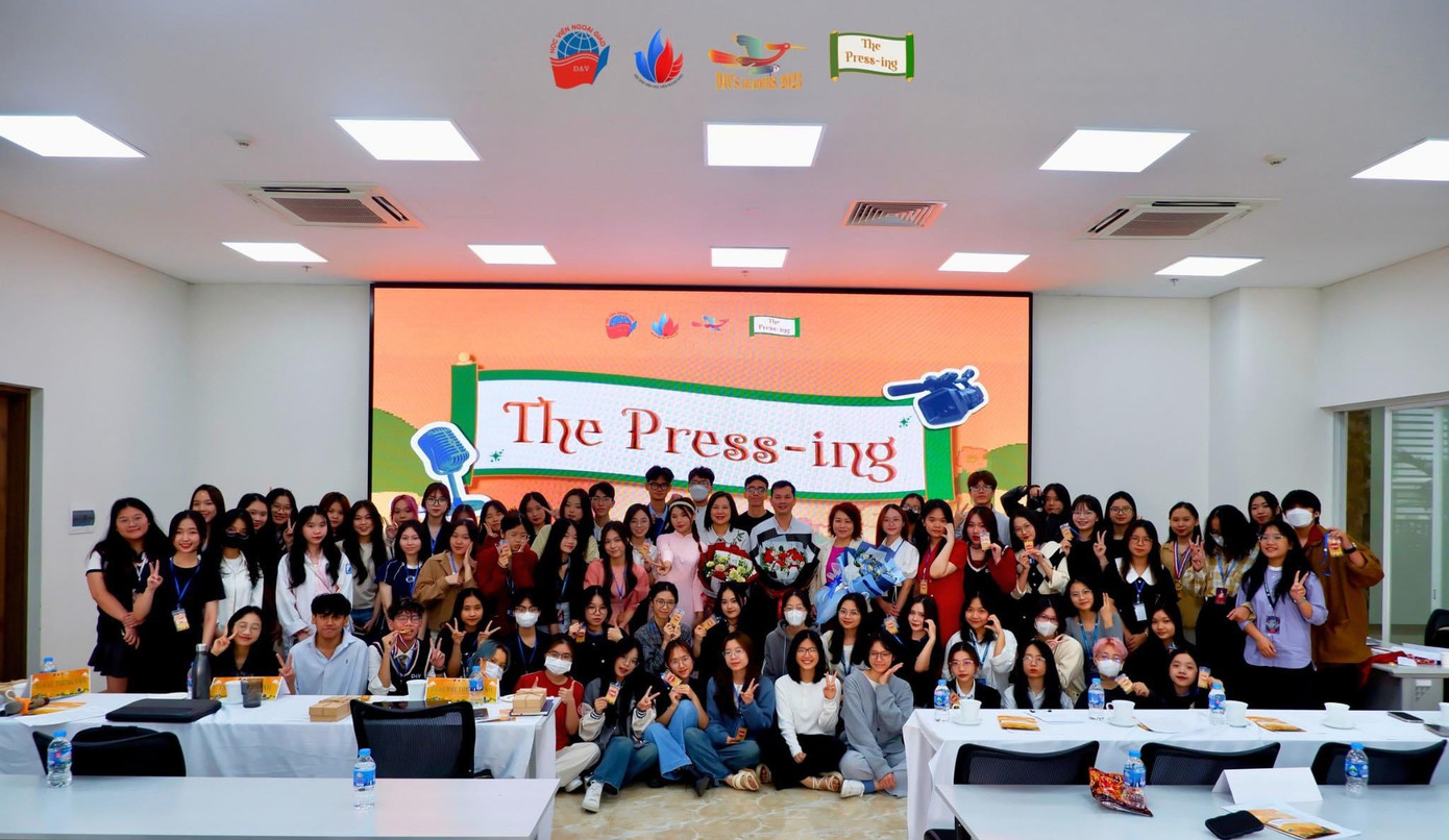 Họp báo phim mô phỏng do Top 05 DAV_s Leaders Khoa Truyền thông và Văn hóa đối ngoại tổ chức với sự góp mặt của Trưởng khoa TS. Vũ Tuấn Anh và đông đảo các bạn sinh viên.