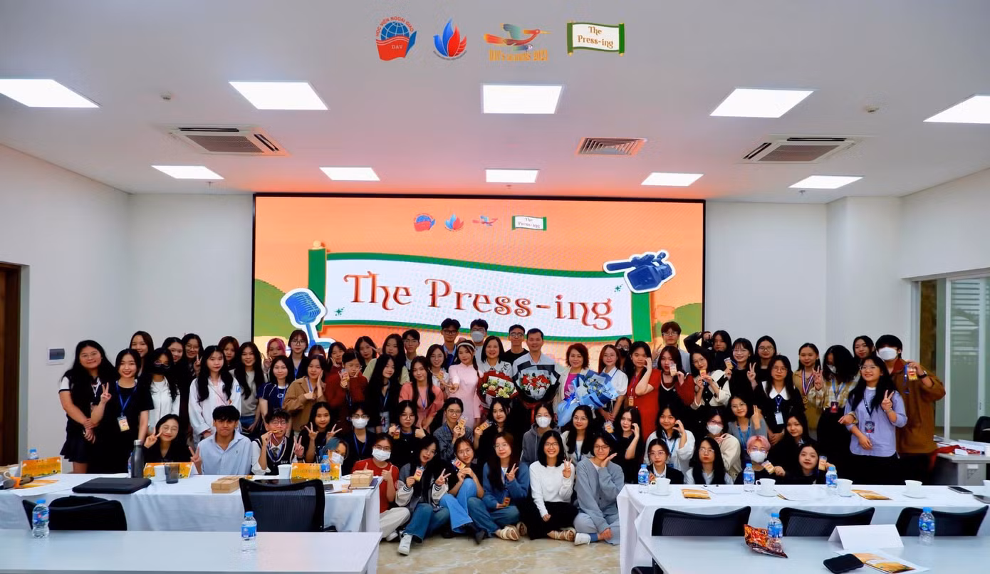 Họp báo phim mô phỏng do Top 05 DAV_s Leaders Khoa Truyền thông và Văn hóa đối ngoại tổ chức với sự góp mặt của Trưởng khoa TS. Vũ Tuấn Anh và đông đảo các bạn sinh viên. Họp báo phim mô phỏng do Top 05 DAV_s Leaders Khoa Truyền thông và Văn hóa đối ngoại tổ chức với sự góp mặt của Trưởng khoa TS. Vũ Tuấn Anh và đông đảo các bạn sinh viên.
