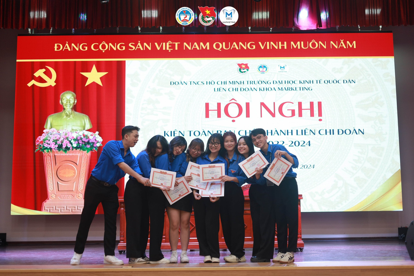 Với những thành tích xuất sắc đạt được, Hương Giang đã được Ban Chấp hành Đoàn trường khen thưởng trong nhiệm kỳ 2022 - 2024. Với những thành tích xuất sắc đạt được, Hương Giang đã được Ban Chấp hành Đoàn trường khen thưởng trong nhiệm kỳ 2022 - 2024.