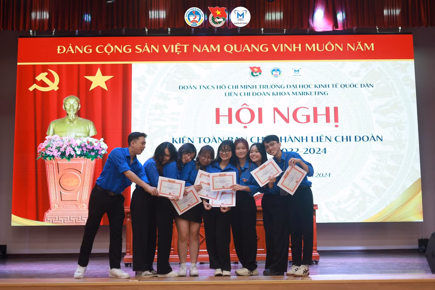 Với những thành tích xuất sắc đạt được, Hương Giang đã được Ban Chấp hành Đoàn trường khen thưởng trong nhiệm kỳ 2022 - 2024.