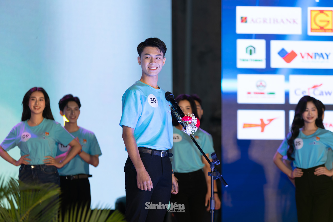 Tân Nam vương Quốc Dũng (SBD 30) và tân Hoa khôi Trâm Anh (SBD 09) tại phần thi đồng diễn, chào hỏi.