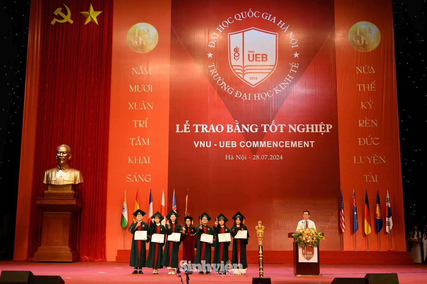 PGS.TS Nguyễn Anh Thu, Phó Hiệu trưởng nhà trường trao thưởng sinh viên là cán bộ Đoàn, cán bộ lớp hoạt động tích cực toàn khóa.