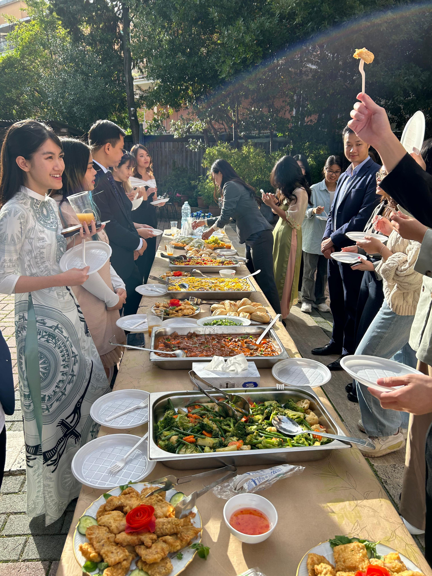 Hiền Thảo cùng Ban chấp hành Hội Sinh viên Việt Nam tại Ý đã tổ chức tiệc tất niên tại gia.