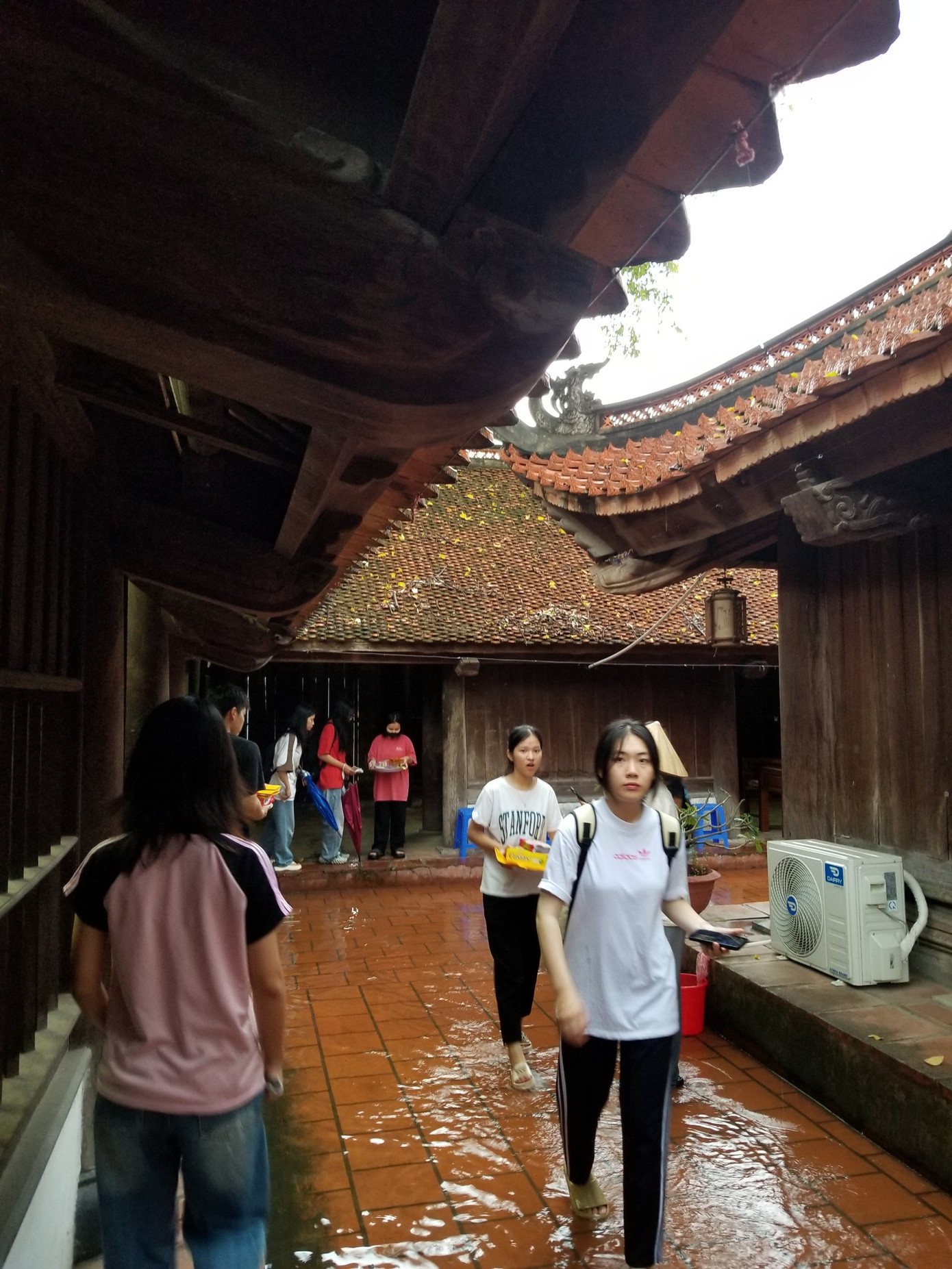 Các sĩ tử sinh năm 2006 đến chùa Đậu cầu may trong lúc trời mưa lớn. Các sĩ tử sinh năm 2006 đến chùa Đậu cầu may trong lúc trời mưa lớn.