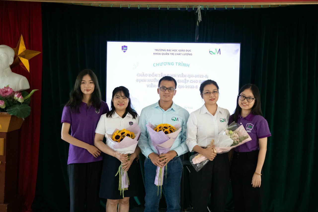 Những người thầy, người cô đầy tâm huyết đã đồng hành cùng Thắm trong suốt 4 năm đại học.