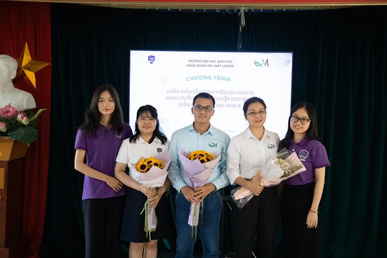 Những người thầy, người cô đầy tâm huyết đã đồng hành cùng Thắm trong suốt 4 năm đại học. Những người thầy, người cô đầy tâm huyết đã đồng hành cùng Thắm trong suốt 4 năm đại học.