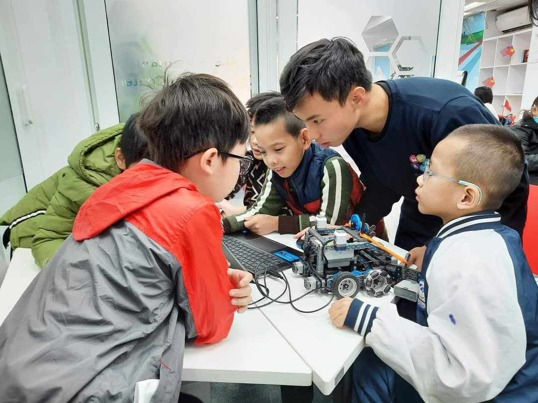 Việt Anh tham gia nhiều hoạt động như tổ chức các buổi hội thảo STEAM cho trẻ em mồ côi, giúp các em tiếp cận với giáo dục và phát triển kỹ năng.