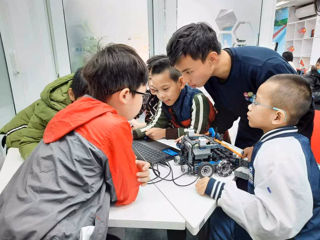 Việt Anh tham gia nhiều hoạt động như tổ chức các buổi hội thảo STEAM cho trẻ em mồ côi, giúp các em tiếp cận với giáo dục và phát triển kỹ năng.